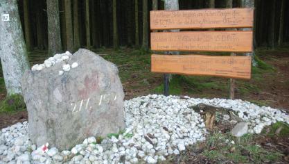 <p>Im Wald beim Hollerather Knie, unmittelbar an der heutigen deutsch-belgischen Grenze, begann in den frühen Morgenstunden des 16. Dezember 1944 die Ardennenoffensive.</p>