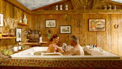 <p>In der Limes-Therme Bad Gögging können Paare ein Hopfenbad nehmen.</p>