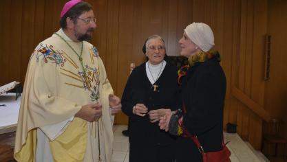 <p>Bischof Jean-Pierre Delville suchte das Gespräch mit den Schwestern und mit Besuchern.</p>