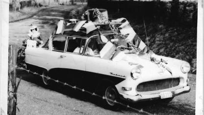 <p>Für den ersten Umzug hatten Aloys und Martha Heinen ihr Auto kurzerhand zum „Musikwagen“ umfunktioniert.</p>