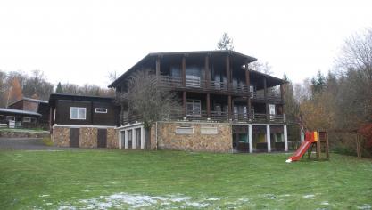 <p>Das frühere Waldhotel Wolfsbusch, Anfang der 1960er Jahre als Jagdsitz für den Prinz von Merode errichtet, stand zuletzt leer.</p>