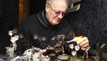 <p>So mancher Aussteller legte auch auf dem Weihnachtsmarkt noch Hand an seinen Arbeiten an.</p>