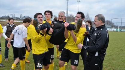 <p>Vincent Heins (auf den Armen von Mario Kohnen, Dean Vanaschen und Yannick Braem bei der Aufstiegsfeier des RFC Raeren-Eynatten) lobte die Union Kelmis.</p>