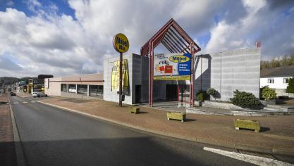 <p>Das ehemalige Möbelhaus Adler an der Lütticher Straße muss der neuen Aldi-Filiale weichen.</p>