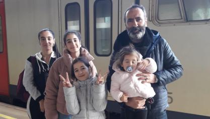 <p>Nach dem Tod von Birgül Güler reiste der Vater mit seinen vier Töchtern im Zug nach Brüssel, um sich bei den Behörden für ihr Bleiberecht stark zu machen.</p>