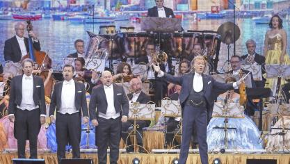 <p>Seit 2008 singt Serge Bosch (Dritter von links) für das Orchester von André Rieu, seit anderthalb Jahren ist der Kelmiser einer der drei Platin-Tenöre.</p>