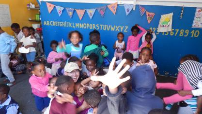 <p>Die Hilfe kommt vor Ort gut an. Freddy Heuschen inmitten einer Traube ausgelassener Schulkinder im südafrikanischen Knysna.</p>