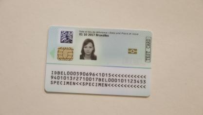 <p>Die Rückseite der eID mit dem Mikrochip, der ie Fingerabdruckinformationen enthält.</p>