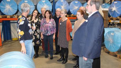<p>Beim Besuch der Firma mk Plast erhielten die Vertreter der Gemeinden Bütgenbach und Monschau einen ganz anderen Blick auf das Thema Plastik.</p>
