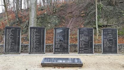 <p>Fünf Stelen als Erinnerung an die Toten: Auch Deutschsprachige starben Weihnachten 1944 im Bombenhagel .</p>