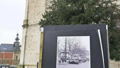 <p>Schautafeln neben der Kathedrale zeigen die Zerstörung der Stadt Malmedy.</p>
