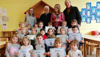 <p>Die Vierjährigen des Kindergartens der Grundschule Kettenis bastelten 2019 das schönste Adventskalendertürchen und erhielten dafür aus den Händen der Verantwortlichen den Wanderpokal.</p>