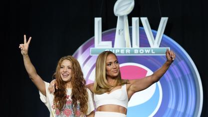 <p>Jennifer Lopez (r.), Sängerin aus den USA, und Shakira, Sängerin aus Kolumbien, beantworten während einer Pressekonferenz Fragen. In der Halbzeitshow werden dieses Jahr die Sängerinnen Jennifer Lopez und Shakira auftreten.</p>