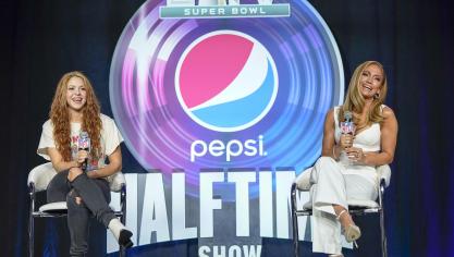 <p>Jennifer Lopez (r.), Sängerin aus den USA, und Shakira, Sängerin aus Kolumbien, beantwortet während einer Pressekonferenz Fragen.</p>