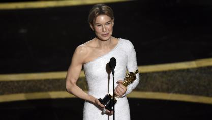 <p>Renee Zellweger nimmt bei der 92. Verleihung der Academy Awards im Dolby Theatre den Oscar als beste Hauptdarstellerin entgegen. Sie wurde für ihre Darstellung der Sängerin Judy Garland in dem biografischen Film „Judy“ ausgezeichnet.</p>