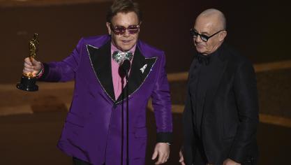 <p>Elton John (l) und Bernie Taupin nehmen bei der 92. Verleihung der Academy Awards im Dolby Theatre den Oscar für das beste Originallied entgegen. Sie wurden für den Song „(I'm Gonna) Love Me Again“ aus dem Film „Rocketman“ ausgezeichnet.</p>