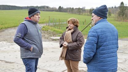 <p>Landwirt Joël Bastin (links) mit FWA-Präsidentin Marianne Streels und Gerhard Piront aus Eibertingen: Die FWA-Delegation bekam alle Facetten des Hofes zu sehen.</p>