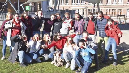 <p>Motivierte Mitglieder des Schülerrates der Eupener PDS waren, gemeinsam mit einigen Lehrpersonen, den ganzen Tag in der Schule, aber auch auf dem Eupener Wochenmarkt unterwegs, um rote Nasen für den guten Zweck zu verkaufen.</p>