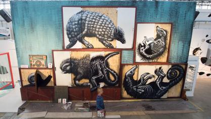 <p>Eine Frau geht am 29.09.2016 in der Ausstellung Magic City - Die Kunst der Straße in Dresden an einem Graffiti des belgischen Künstlers ROA vorbei.</p>