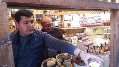 <p>Tee kauft man erst, wenn man ihn verkostet hat. Im Basar von Buchara. Im Hintergrund der Reiseleiter Shavkat.</p>