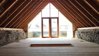 <p>Blick in den kernsanierten Innenraum der früheren Kapelle mit neuer Dachkonstruktion aus Holz. Das Objekt würde sich als Ferienwohnung oder für eine kleine Familie eignen.</p>