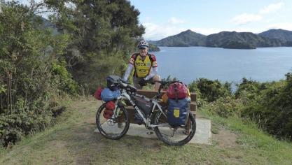 <p>Seit Anfang Februar ist Joseph Holper (62) aus Neundorf mit dem Fahrrad in Neuseeland unterwegs. Von der Nordinsel ist er mittlerweile auf die Südinsel gereist, wo er die Entwicklung der Coronakrise abwartet.</p>