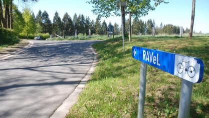 <p>Entlang des Gemeindeweges von Wirtzfeld Richtung Bütgenbach wird ein Fahrradweg als direkter Zubringer zum Ravelradwanderweg angelegt.</p>