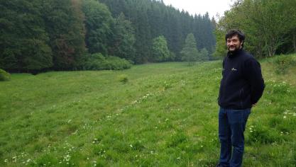 <p>Alexander Rauw, Projektassistent bei Natagora-BNVS, im idyllischen Großweberbachtal nahe Herresbach, das größtenteils unter Naturschutz steht und dank der behutsamen Pflege und extensiven Bewirtschaftung mit einer erstaunlichen Artenvielfalt aufwarten kann.</p>