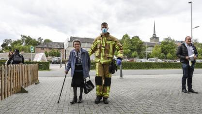 <p>Bombenfund in St.Vith: Feuerwehr und Sanitäter halfen bei der Evakuierung. Bürgermeister Herbert Grommes (rechts) war erleichtert, dass letztlich alles glimpflich zu Ende ging.</p>
