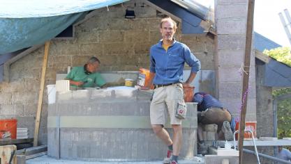 <p>Der professionelle Ofenbauer Karsten Bäsmann stand dem Team der Kreativen Werkstatt Mürringen beim Bau des Backhauses mit Rat und Tat zur Seite.</p>