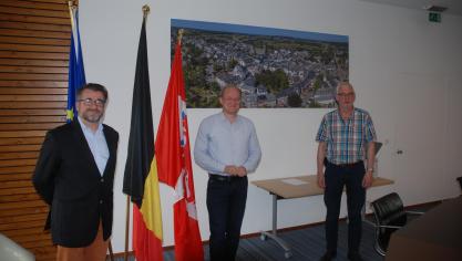 <p>Benoît Moulin, Sprecher der SWDE (links) kündigte mit Bürgermeister Herbert Grommes (Mitte) und André Servais, dem Leiter der Stadtwerke, die bevorstehenden Investitionen an.</p>