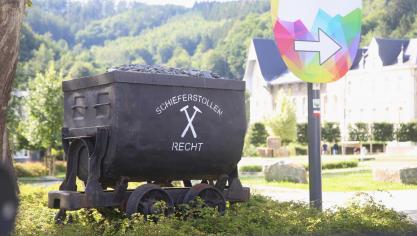 <p>Ein Lore des Rechter Schieferstollens, der in Malmedy einem breiten Pumblikum vorgestellt wird, weist den Weg in die Austellungsräume des Malmundariums.</p>