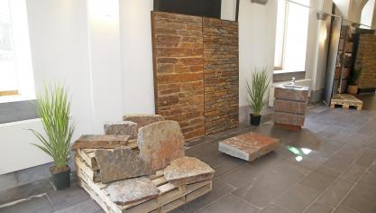 <p>Steinmaterial aus der Region ist vielseitig einsetzbar, nicht nur zu Bau-, sondern auch zu Dekozwecken. Diese Ausstellung läuft noch bis Januar 2021.</p>
