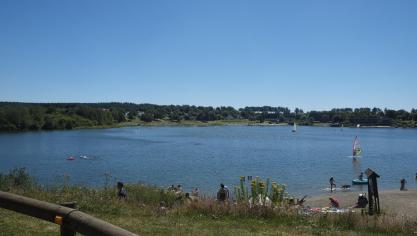 <p>Vom Ufer her sah es nach einem friedlichen Sommertag aus, aber vom Wasser aus war der Andrang in den Buchten gut zu sehen.</p>