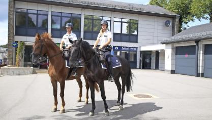 <p>Nach einer Lagebesprechung in der Bütgenbacher Polizeidienststelle nehmen die Beamtinnen der Kavallerie der föderalen Polizei ihren Dienst auf.</p>