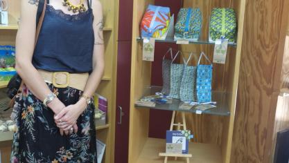 <p>Natacha Mollers aus Sourbrodt bietet im Geschäft Schmuck und Accessoires aus ihrer Produktion „Whakaora“ an.</p>