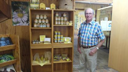 <p>Robert Heck aus Berg verkauft seinen Honig nun im Geschäft. Er arbeitet auch als Naturführer.</p>