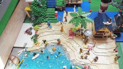 <p>Passend zur Jahreszeit gibt es auch einen Strandbereich. Andere Lego-Fans loben besonders die Details in seinen Bauwerken.</p>