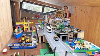 <p>Eine komplette Lego-Stadt hat Damian Andres in seinem Zimmer errichtet. Dazu gehört auch eine U-Bahn, die auf der Ebene unter dem Tisch zu finden ist.</p>
