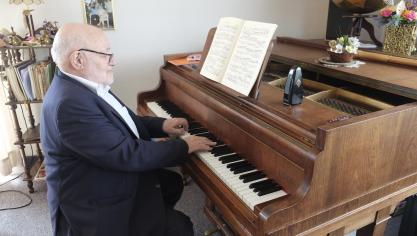 <p>Seit frühester Kindheit spielt Jean-Jacques van Lochem Klavier und dies ein bis zwei Stunden täglich.</p>
