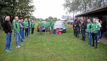 <p>Der Geschäftsführer der Eifel Angus Farm, Stephan Niessen (4.v.r.), stellte sich am Montagabend einem Gespräch mit Dorfbewohnern aus Maspelt und einer größeren Delegation des Amateurfußballclubs AC Mabra.</p>