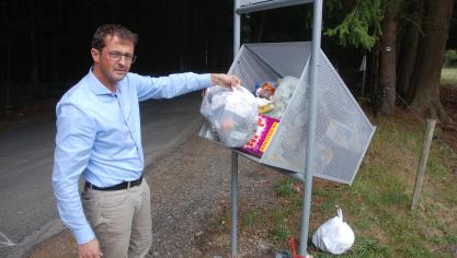 <p>Die Benzinstraße in Espeler ist ein Müll-Hotspot in der Gemeinde Burg-Reuland: „Leider werden die Fangkörbe noch zu oft für die Entsorgung von Haushaltsmüll missbraucht“, hat Umweltschöffe Serge Dollendorf festgestellt.</p>