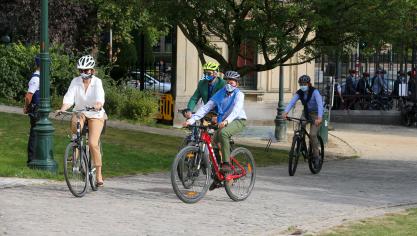 <p>Auch König Philippe, Königin Mathilde und ihre Kinder Gabriel, Emmanuel und Eléonore nutzten den autofreien Sonntag für eine Fahrradtour durch die Hauptstadt</p>