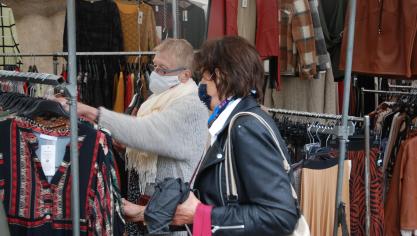 <p>Michelsmarkt in Büllingen: Hannelore Faber (links) setzt nicht nur für ihren Textilhandel wieder auf bessere Zeiten. „Die Märkte werden so schnell nicht aussterben“, ist die St.Vitherin überzeugt.</p>