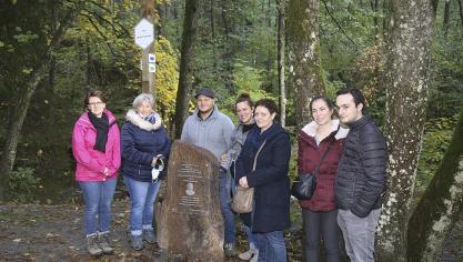 <p>Der Familie von Benoît Servais oblag es, den Gedenkstein direkt neben dem Holzsteg, der ebenfalls seinen Namen trägt, zu enthüllen.</p>