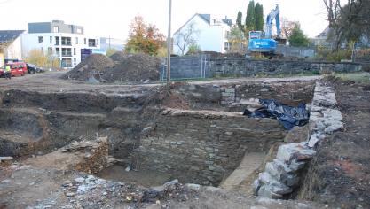 <p>Im Zuge der seit dem 19. Oktober andauernden Grabungsarbeiten auf dem ehemaligen Gelände Pip sind weitere, umfangreiche Mauerreste der dort vermuteten ehemaligen St.Vither Burg freigelegt worden.</p>