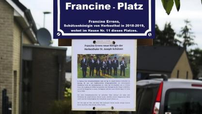<p>Als Francine Errens 2018 Schützenkönigin wurde, wurde der Parkplatz in „Königin-Francine-Platz“ umbenannt.</p>