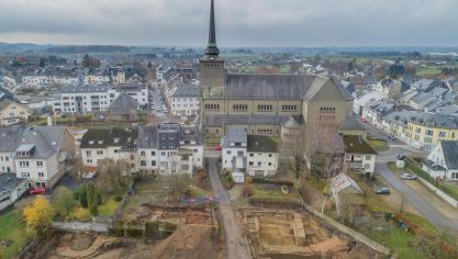 <p>Diese beeindruckende Luftaufnahme zeigt das vorläufige Ergebnis der archäologischen Grabungen auf dem Areal der früheren Burg, dem einstigen Herrschaftssitz in der mittelalterlichen Stadt St.Vith.</p>