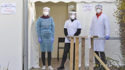 <p>In einem Zelt, das dem Medizinischen Zentrum Merols angegliedert wurde, erwartet das Team von „Laboratoires Réunis“ nun die Patienten.</p>
