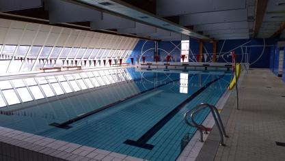 <p>Blick in das Schwimmbad, das augenblicklich coronabedingt noch mindestens bis zum 4. Januar geschlossen ist.</p>